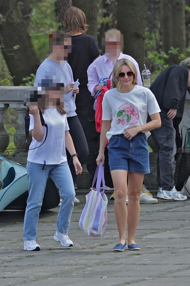 Małgorzata Socha przebiera się w parku