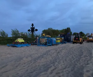 Rury i koparki na plaży w Rewie. Co tam się dzieje? [GALERIA]