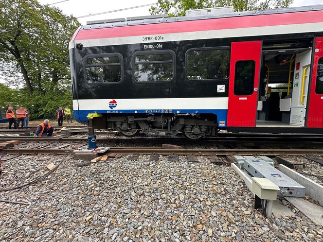 Paraliż komunikacyjny! Pociąg WKD wykoleił się w Grodzisku Mazowieckim