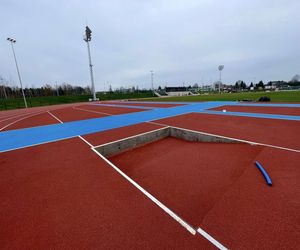 Ostatnie dni remontu stadionu w Starachowicach. Na bieżni pojwiły się tory