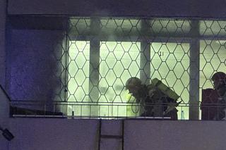 Spalone zwłoki mężczyzny na balkonie. Tragiczny pożar na Bródnie