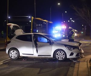 Zderzenie autobusu z osobowym renaultem