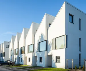 Białe Domy w Warszawie - kameralna zabudowa według 77 Studio architektury