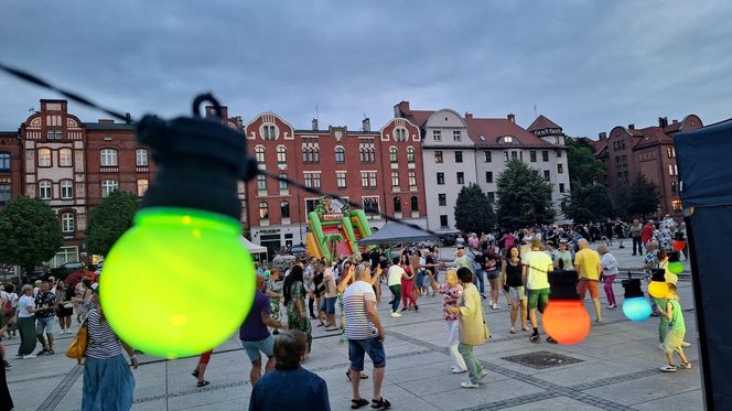 Ruda Śląska tańczy jak dawniej. Międzypokoleniowa potańcówka na rynku porwała tłumy