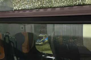 Uszkodzona trakcja i wybite szyby w wagonie. Mamy zdjęcia ze środka pociągu