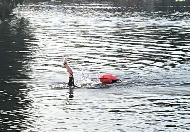 Damian płynie 100 km bez przerwy, aby pomóc Adasiowi!
