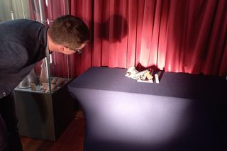 Z takiej strzelał James Bond. Cenny podarunek od policji w Lesznie dla Muzuem Okręgowego [ZDJĘCIA]