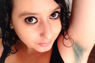 Kolorowe włosy pod pachami