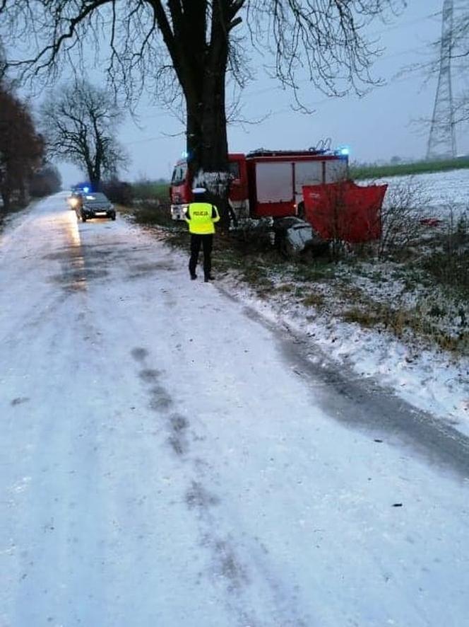 Samochód wypadł z drogi i uderzył w drzewo! Nie żyje młoda kobieta