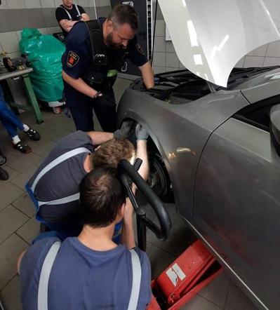 Łódź: pojechał umyć auto, okazało się, że trzeba je rozebrać. Liczyła się każda minuta!