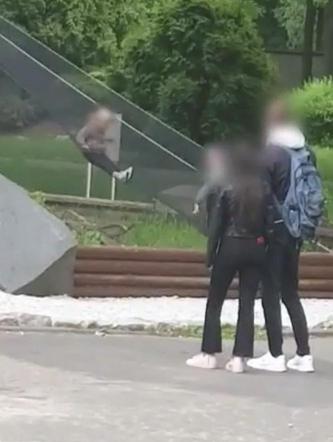 Szokujące sceny w zoo! Dziecko zjeżdżało po wybiegu, rodzice na wszystko patrzyli