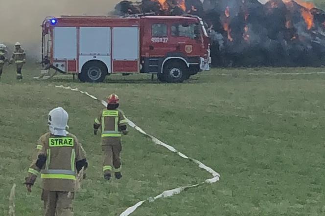 Ślesin: Stóg siana stanął w ogniu! Dramatyczna akcja gaśnicza