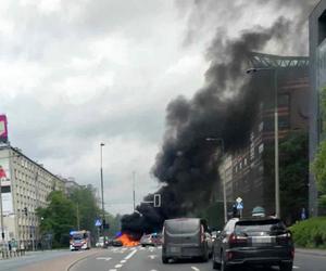 Autem elektrycznym huknął w słup, pojazdstanął w ogniu