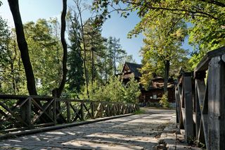 Ta małopolska willa jest hitem turystycznym. Wybudowali ją górale wraz ze sławnym malarzem