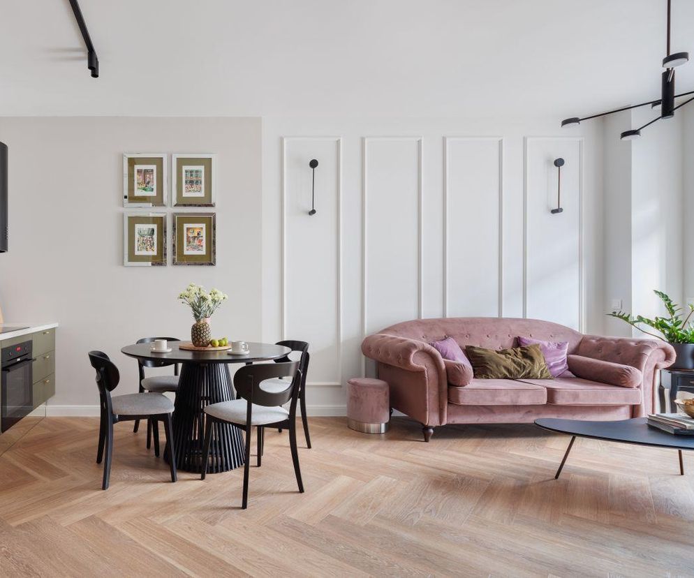 Retro mieszkanie w starym młynie. Różowa kanapa, zielona kuchnia i błękitne drzwi