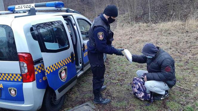 Strażnicy miejscy pomagają bezdomnym 
