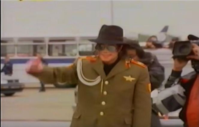 Michael Jackson zmarł 16 lat temu. Gdy odwiedził Polskę, wszyscy wstrzymali oddech. Te zdjęcia zachwycają