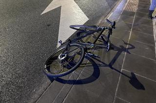 Dramat na drodze. Rozpędzone auto zmiotło rowerzystę z jezdni. Cyklista przeleciał kilkanaście metrów w powietrzu