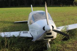 Nisko lecący samolot uderzył podwoziem mężczyznę. Są zdjęcia z miejsca wypadku