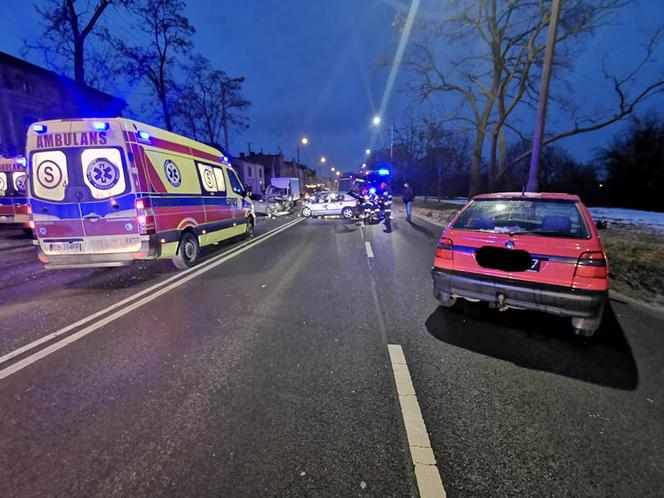 Ogromna kraksa na Fordońskiej w Bydgoszczy! Dwie osoby trafiły do szpitala [ZDJĘCIA]