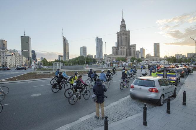 Rowerzyści zablokują Warszawę. Masa Krytyczna przejedzie przez miasto. Znamy trasę