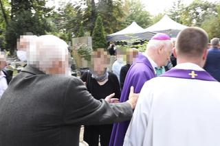 Agresywni ludzie na pogrzebie biskupa Janiaka