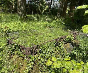 Ta malutka wieś powstała w XIV wieku. Skrywa ruiny gotyckiej świątyni