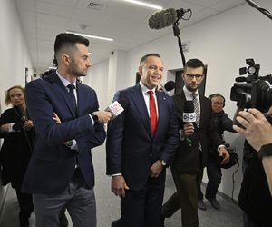 Karol Nawrocki przyjechał do TVP. Symboliczny gest i mocne wsparcie z zaplecza