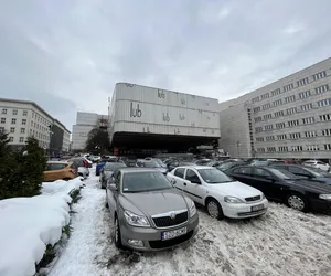 Mieszkańcy mają dość dzikiego parkingu na Placu Sejmu Śląskiego. Powstała petycja