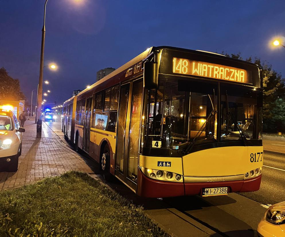 Miejski autobus potrącił pieszą na Gocławiu. Poszkodowana trafiła do szpitala