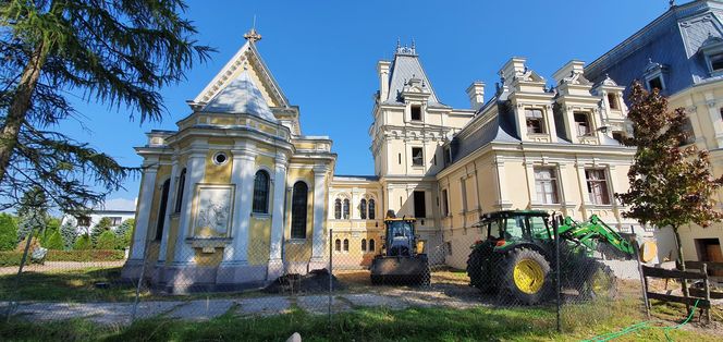 Kaplica św. Feliksa de Valois przy Pałacu w Guzowie - elewacja przed remontem - 2021 r.