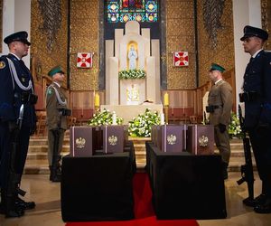 Warszawa: pogrzeb szczątków Ofiar Zbrodni Katyńskiej