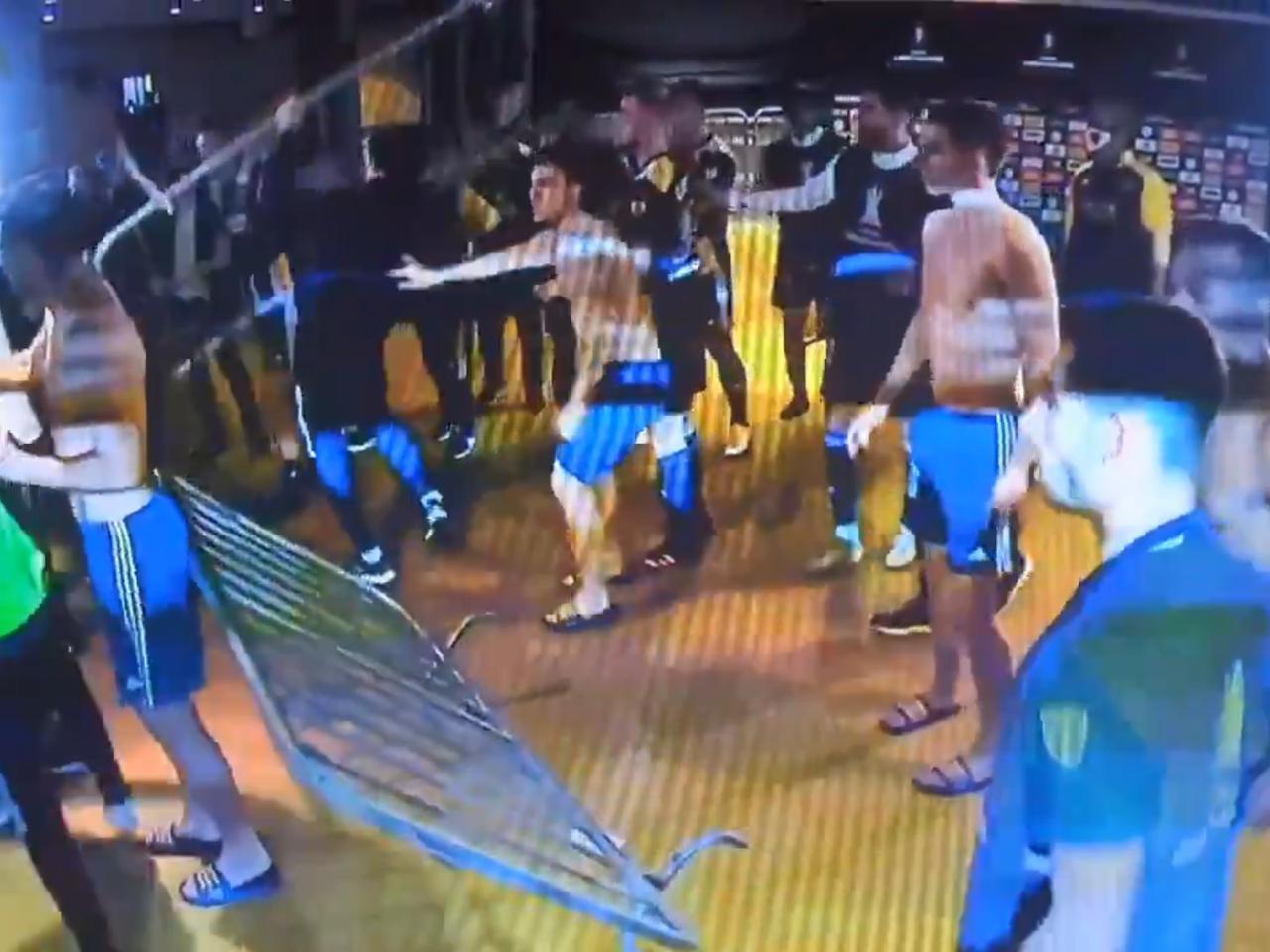 Skandaliczne zachowanie piłkarzy po meczu. Zaatakowali rywali, a później… starli się z policją! Wielu zostało zatrzymanych