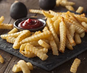 Mrożone frytki to wielka wygoda. Jek je piec, żeby były chrupiące?