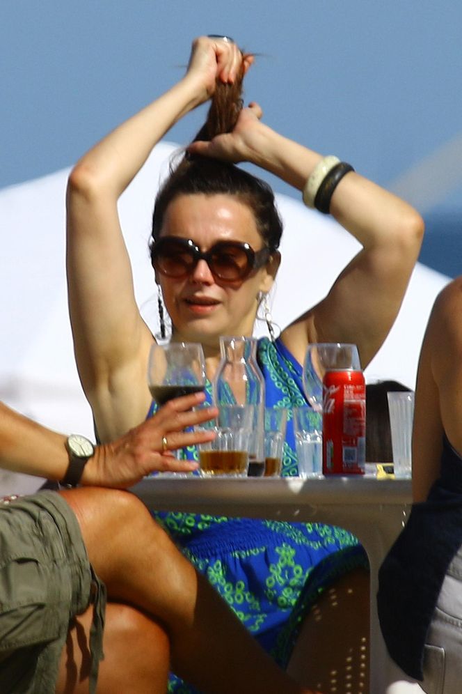 Renata Dancewicz kurzy na plaży
