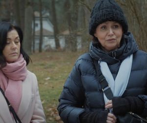 M jak miłość, odcinek 1868. Kinga (Katarzyna Cichopek), Marysia (Małgorzata Pieńkowska), pani Ola (Ewa Kolasińska)