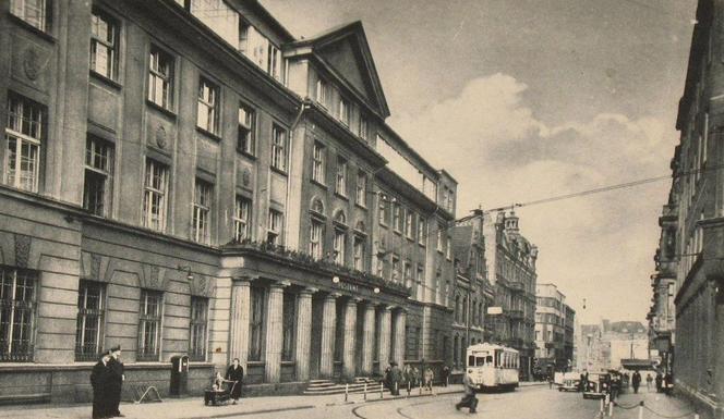 Zabytkowy gmach poczty przy ul. Pocztowej w Katowicach na zdjęciach i pocztówkach
