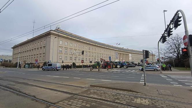 Protest rolników we Wrocławiu. Strajk wymyka się spod kontroli. Urząd Wojewódzki obrzucany jajkami