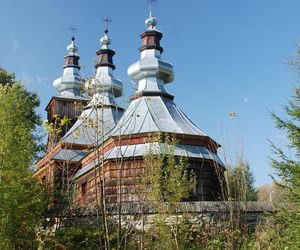 To dawna wieś biskupstwa krakowskiego. Łemkowską cerkiew przekształcono w niej na kościół 