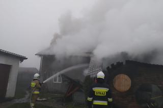  Pożar domu w powiecie nakielskim! Na miejscu aż 11 zastępów straży pożarnej [ZDJĘCIA]