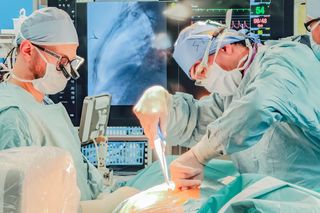 Nowy kardiowerter-defibrylator chroni przed nagłym zgonem sercowym – pierwszy zabieg na Dolnym Śląsku przeprowadzono w USK