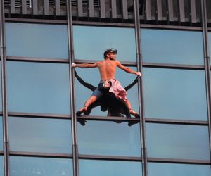 Wdrapał się na szczyt wieżowca w Warszawie