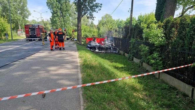 Auto uderzyło w drzewo i stanęło w płomieniach. Spłonęły trzy osoby!