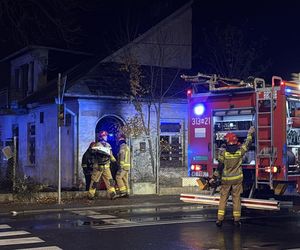 Niebezpieczny pożar w Warszawie. Trzy osoby zatrute dymem, jedna reanimowana