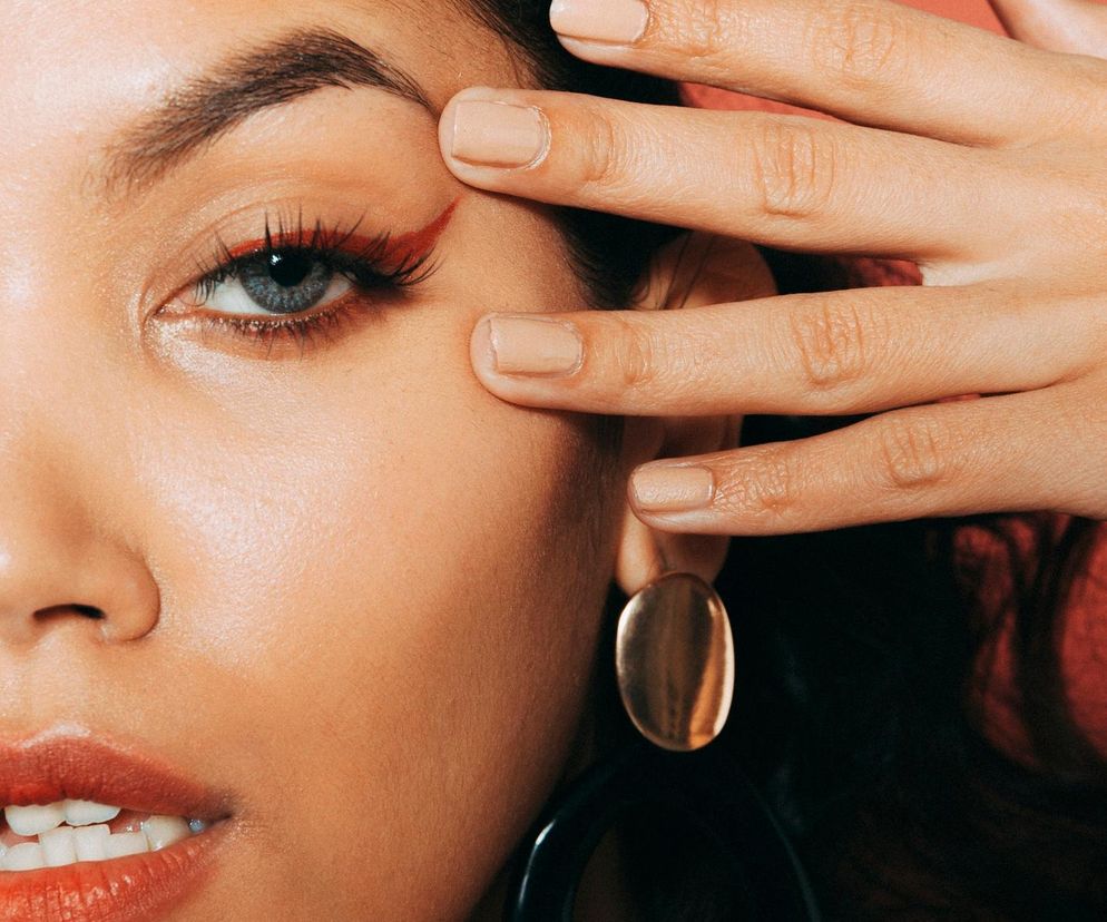 Jesienne trendy w makijażu. Te kolory na ustach i powiekach będą świetnym dopełnieniem ciepłej garderoby