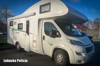 Pościg za złodziejem z Niemiec przerwany przez uszkodzenie auta! Do akcji ruszyli polscy policjanci [ZDJĘCIA]. 