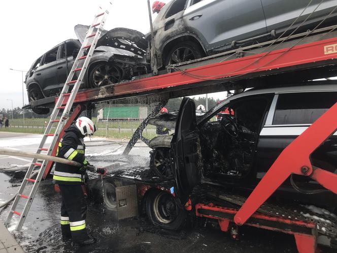 Pożar lawety z samochodami na obwodnicy Augustowa