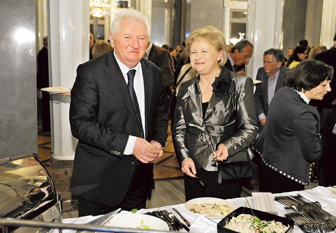 Andrzej Turski i jego nowa przyjaciółka Małgorzata Jedzą z jednego talerza