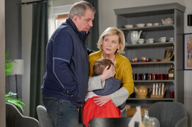 Na Wspólnej odc. 4061: Danka (Lucyna Malec), Marek (Grzegorz Gzyl), Szymek (Ksawery Kamiński)