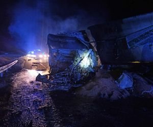 Poważny wypadek na S7. Ciężarówka zderzyła się z autobusem. Są poszkodowani